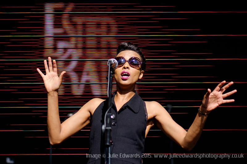 j_edwards_photo's tweet photo. Geeky but cool. Shooting at F1.2 in bright sun. Singer in focus, mic out. 1/17000th #Fuji #ElectronicShutter http://t.co/KtWSupNuM7