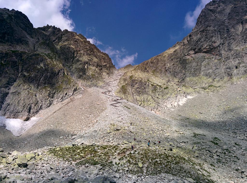 CCCDofE's tweet photo. Day 4, 400m climb up to the pass at 2300m. All three teams in this shot... Look closely. #cccdofe @CCChalfonts #dofe http://t.co/KnHiQ1Zk8i