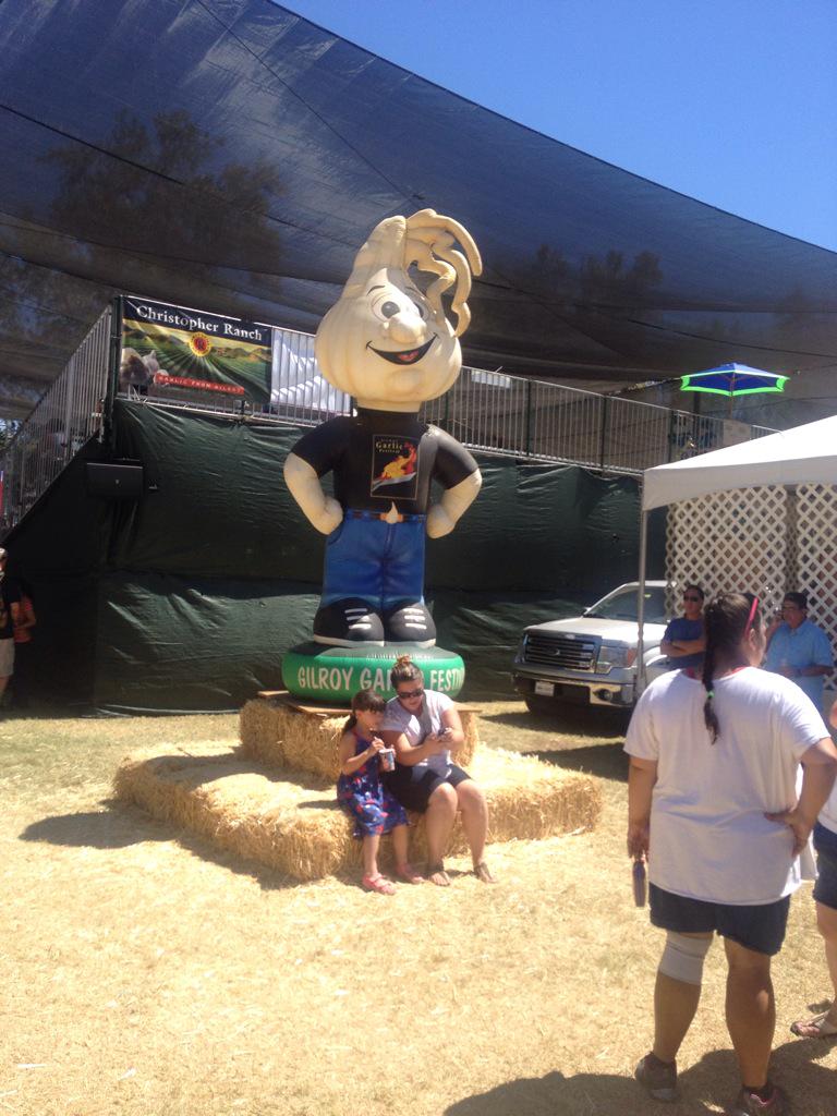 joelriddell's tweet photo. Happy madness @GilroyGarlicFes ! #garlicfest15 #loveGarlic today & 2morrow - c u 2morrow @DaphneOz !!! http://t.co/sywj3ASxX1