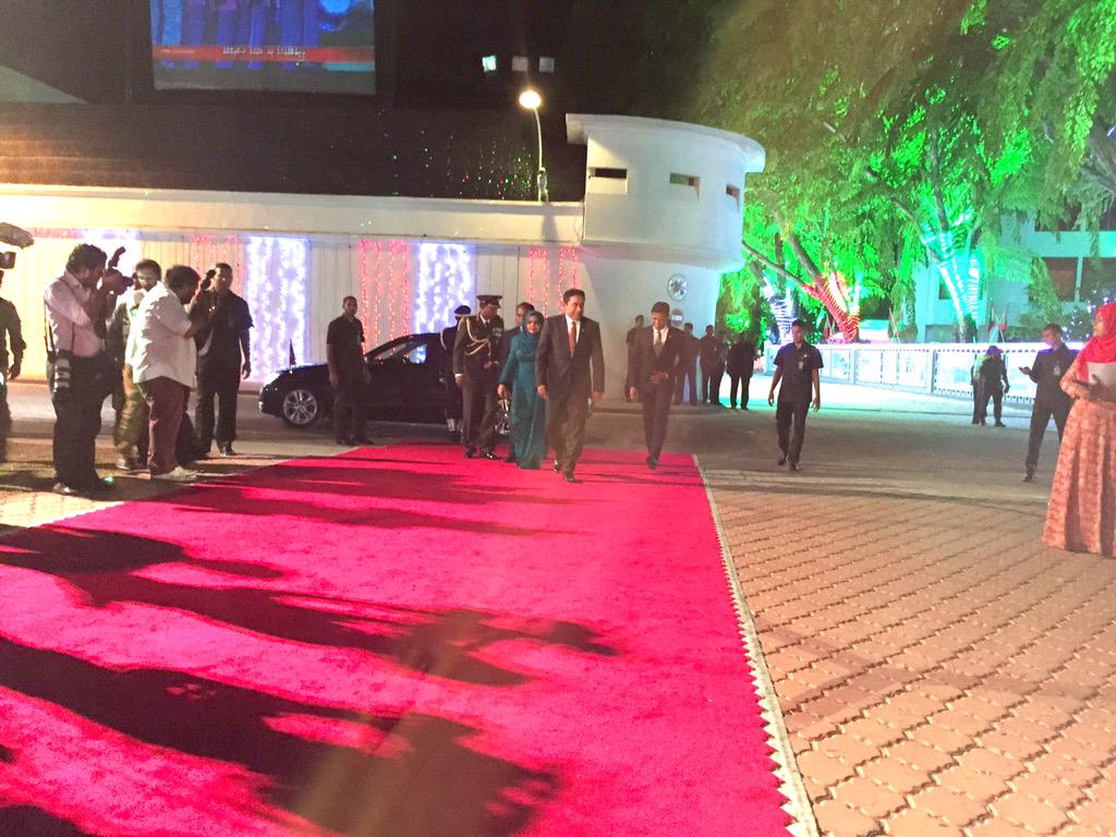 ahmed_nihan's tweet photo. Raees Yamin ge dhekanbalun Dhidhanegumuge Rasmiyyaathah Vadaigannavaifi. #Minivan50 http://t.co/9FgfDBk7B6