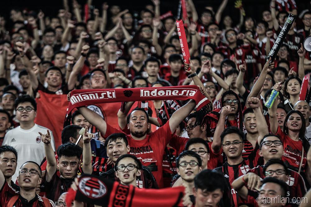 acmilan's tweet photo. Your love for #ACMilan is amazing, thank you!  🔴⚫️ #weareinChina http://t.co/P4uNJRoT6a