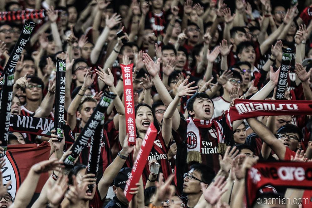 acmilan's tweet photo. Your love for #ACMilan is amazing, thank you!  🔴⚫️ #weareinChina http://t.co/P4uNJRoT6a