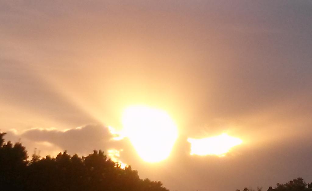 bigdark1's tweet image. Einen goldenen #Fächer zaubert die untergehende #Sonne in vor die #Wolken ... 
#Sonnenuntergang  #Krefeld