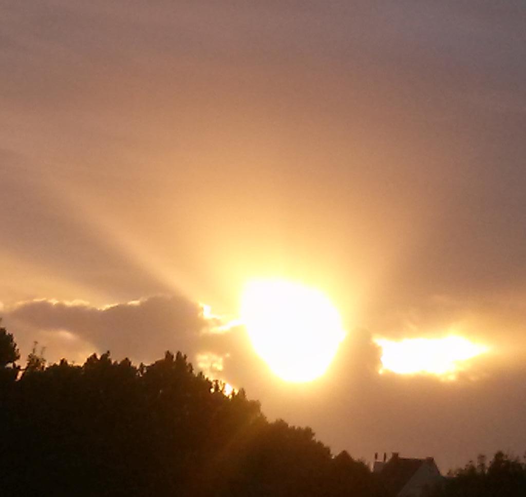 bigdark1's tweet image. Einen goldenen #Fächer zaubert die untergehende #Sonne in vor die #Wolken ... 
#Sonnenuntergang  #Krefeld