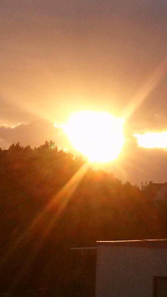 bigdark1's tweet image. Einen goldenen #Fächer zaubert die untergehende #Sonne in vor die #Wolken ... 
#Sonnenuntergang  #Krefeld