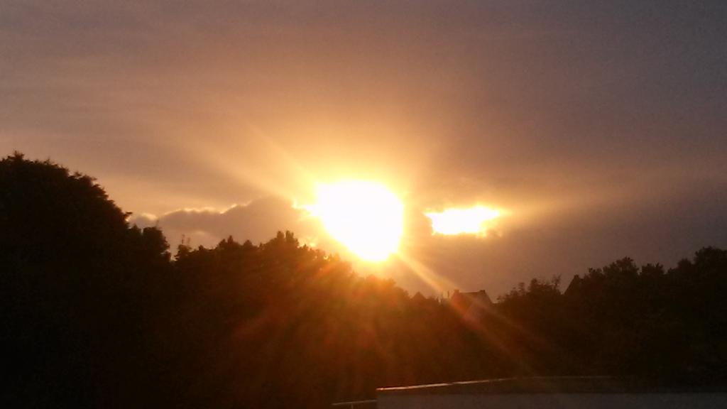 bigdark1's tweet image. Einen goldenen #Fächer zaubert die untergehende #Sonne in vor die #Wolken ... 
#Sonnenuntergang  #Krefeld