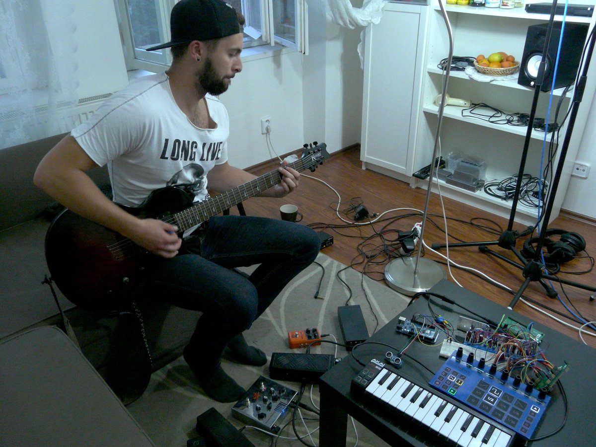 SegmentSynth's tweet photo. #SEGMENT and @KramerGuitarsUS video comming soon! @arduino @VOXamps @Peavey @sonixience @gearjunkies @Gearslutzforum http://t.co/LigqZO6Bja