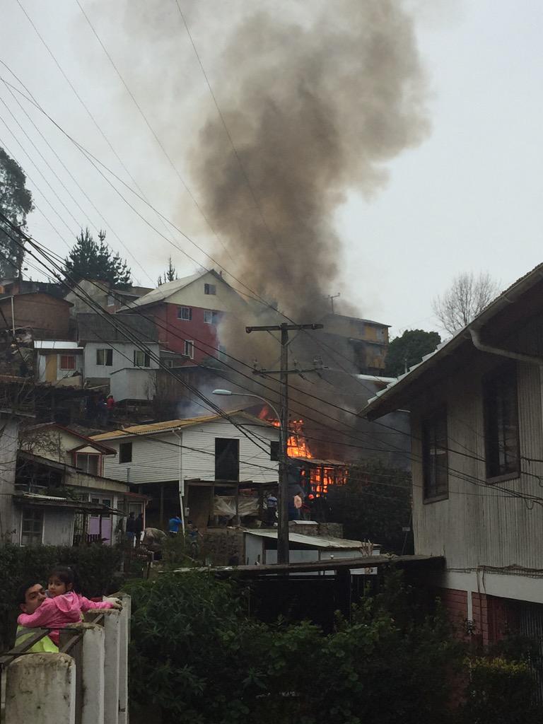 rperezmeyer's tweet photo. @ContyAlDiia @EnConstitucion Incendio en casa Magallines, Bomberos trabajando para que no afecte a casas aledañas. http://t.co/ku2y9G3afe