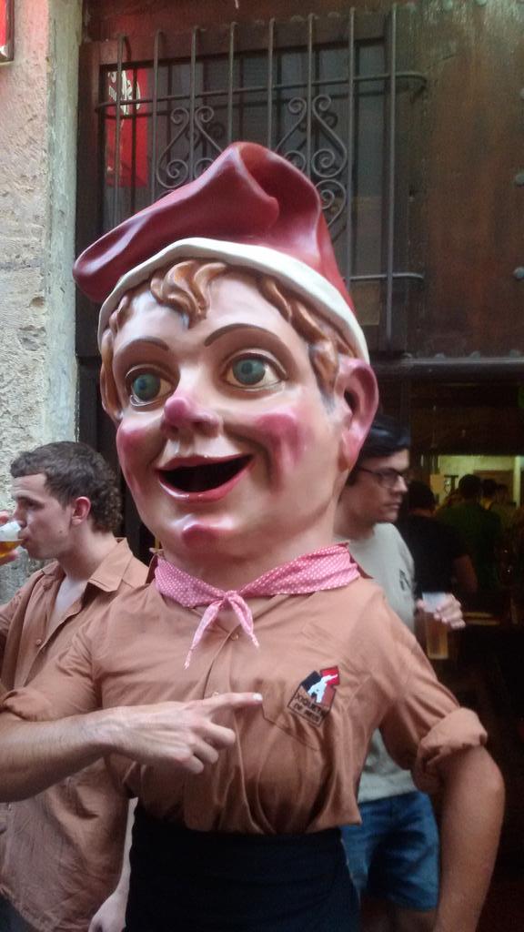 xiquets's tweet photo. Avui el xiquet dels #nanosreus va vestit de... Xiquet! @FBSantaAnna http://t.co/EuEQKLh38R