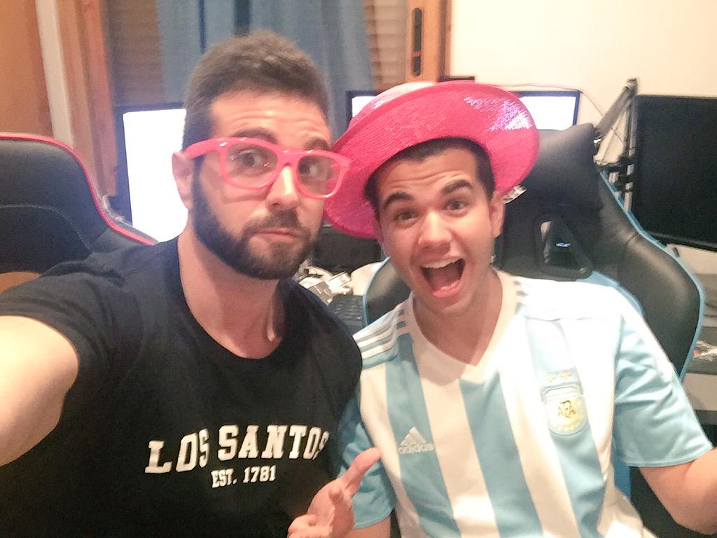 bysTaXx's tweet image. Nos acabamos de grabar un video muy chulo que tendreis hoy en el canal 🙈 @byAbeeL esta en el sofa... 😁