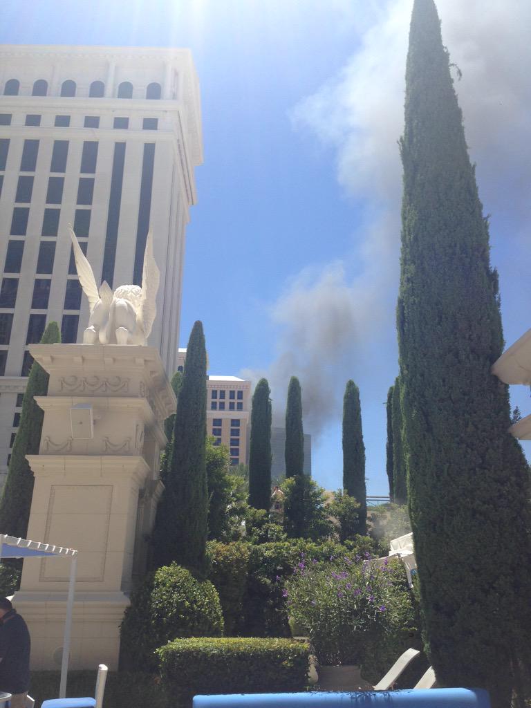 Syndicate's tweet photo. Hotel fire in Vegas! 😳 http://t.co/RhmabOXJ8w