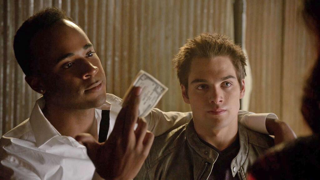 5SOSUPDATEWW's tweet image. me trying to get people to tweet #MTVHottest 5SOS