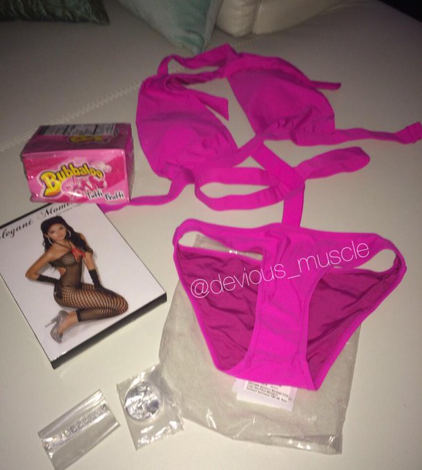 outfits from stiffy, office chair &amp; bubble gum from toto &amp; more silver from @nutlesswonder77 http://t<a href="/tag/boobs"class="tags"><span>#boobs</span></a><a href="/tag/findom"class="tags"><span>#findom</span></a><a href="/tag/femdomclips"class="tags"><span>#femdomclips</span></a>