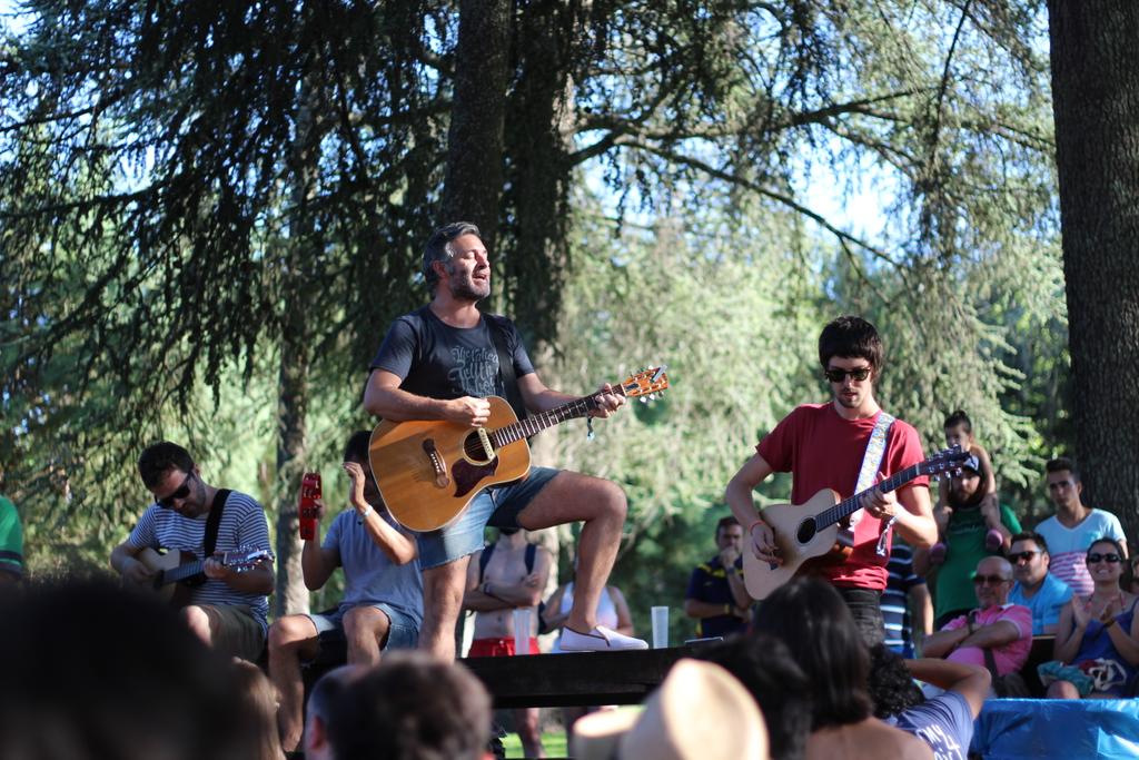 DiegodelPozoN's tweet photo. Mágico concierto de @lahabitacionroj en la piscina de Alburquerque. http://t.co/zaZVJqr6qe