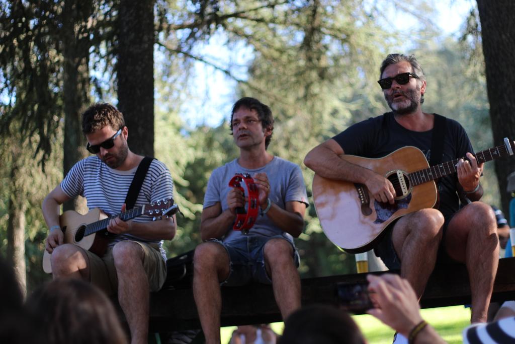 DiegodelPozoN's tweet photo. Mágico concierto de @lahabitacionroj en la piscina de Alburquerque. http://t.co/zaZVJqr6qe