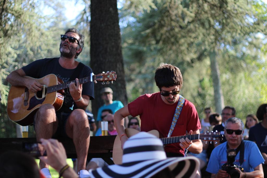 DiegodelPozoN's tweet photo. Mágico concierto de @lahabitacionroj en la piscina de Alburquerque. http://t.co/zaZVJqr6qe