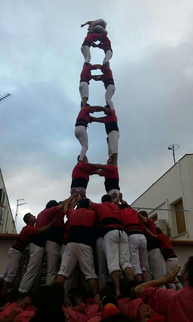 Xicots's tweet photo. 1a torre de 8 de la temporada, i la més matinera de la història, #castellers http://t.co/24mSoYzihq