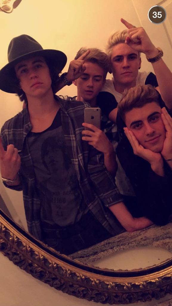FiliaultAsia's tweet photo. Love this picture @Nashgrier @JackJackJohnson @sammywilk @jackgilinsky love this picture so much 😍 http://t.co/m8qU9gsjoh