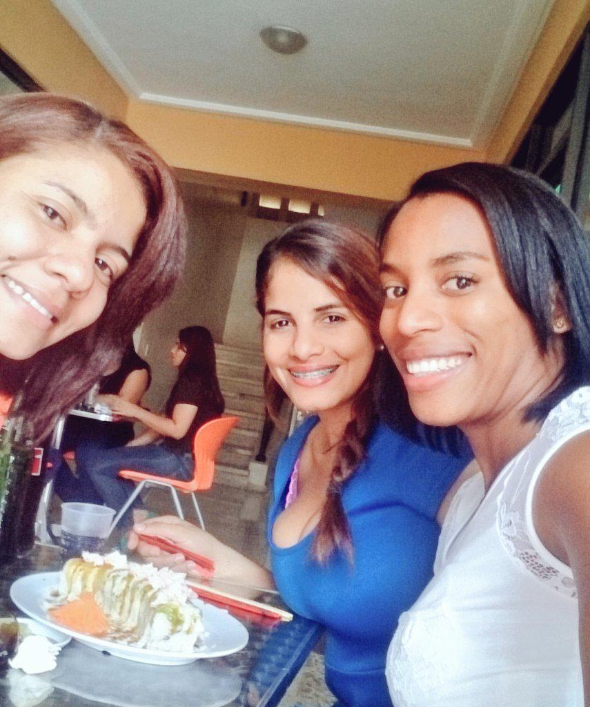 EmelinMarte's tweet photo. Sonrisa colgate.....  Que mas se puede pedir @AmandaBrens @QuerlyD 😀😀😀 #LasTresMarias http://t.co/QccbszidHm