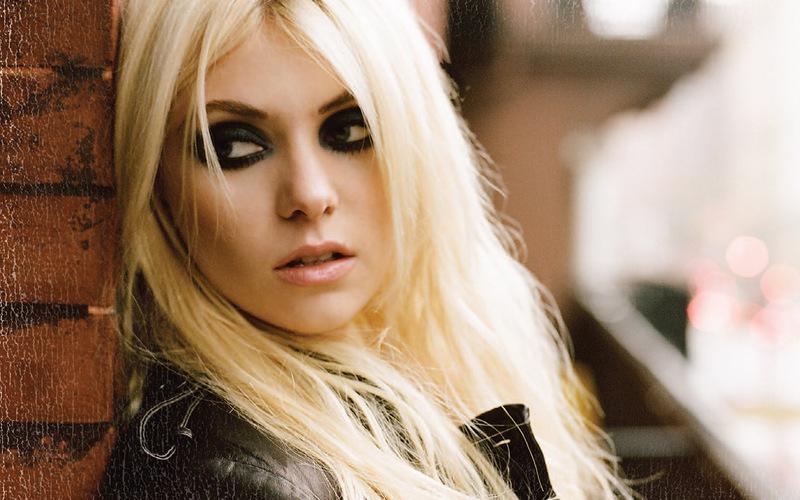 Happy birthday Taylor Momsen (    