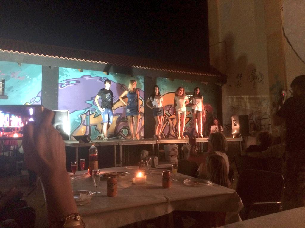 corazondecereal's tweet photo. Una noche irrepetible! BREAK dance, pasarela, creaciones!!! En @corazondecereal !!!! http://t.co/4C3i8k3Ehn