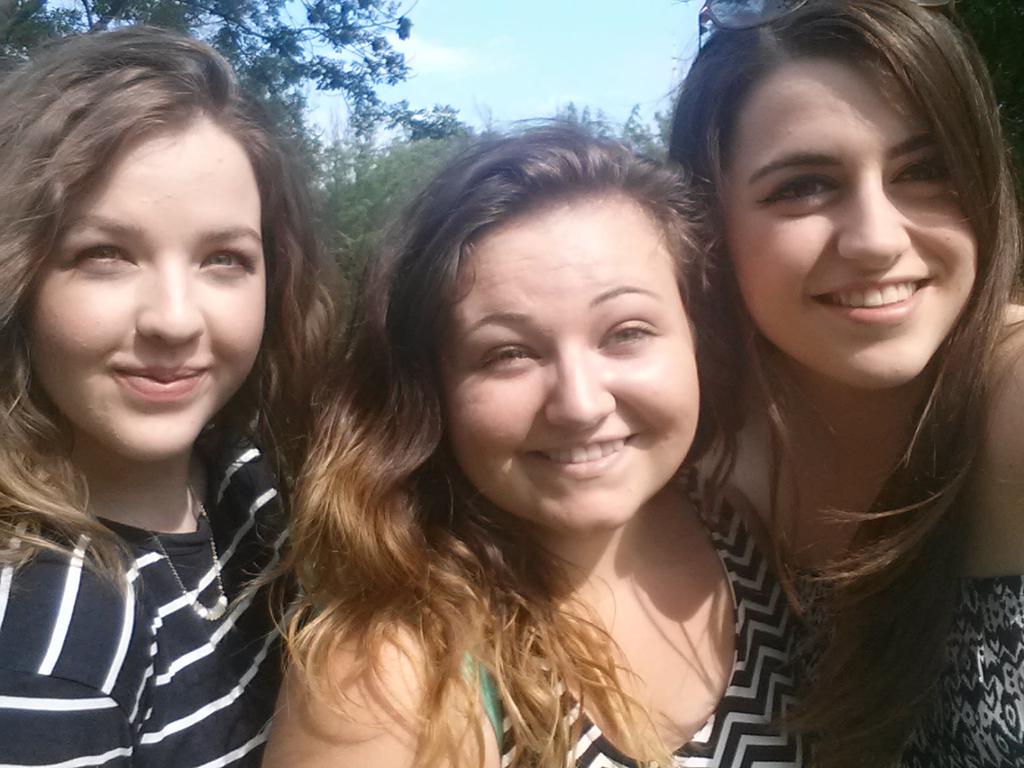 melyssaanicole's tweet photo. my favourite people ♥ @aislinnpaul @hugsforaislinn http://t.co/3tCzQ2OUav