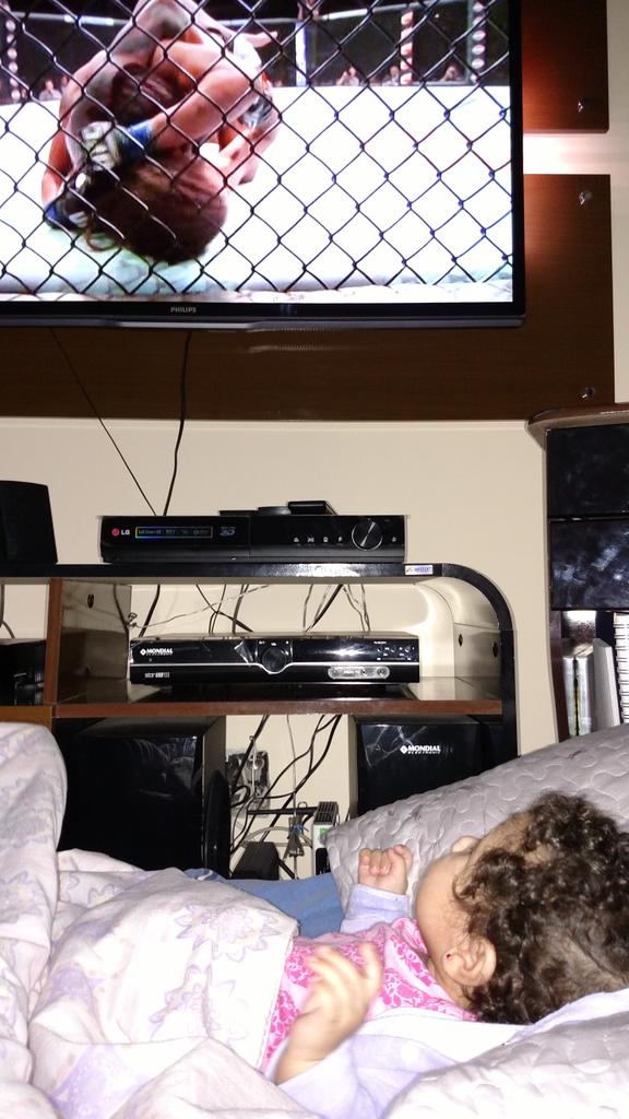 #baraonocombate
Minha pequena assistindo UFC
@canalCombate