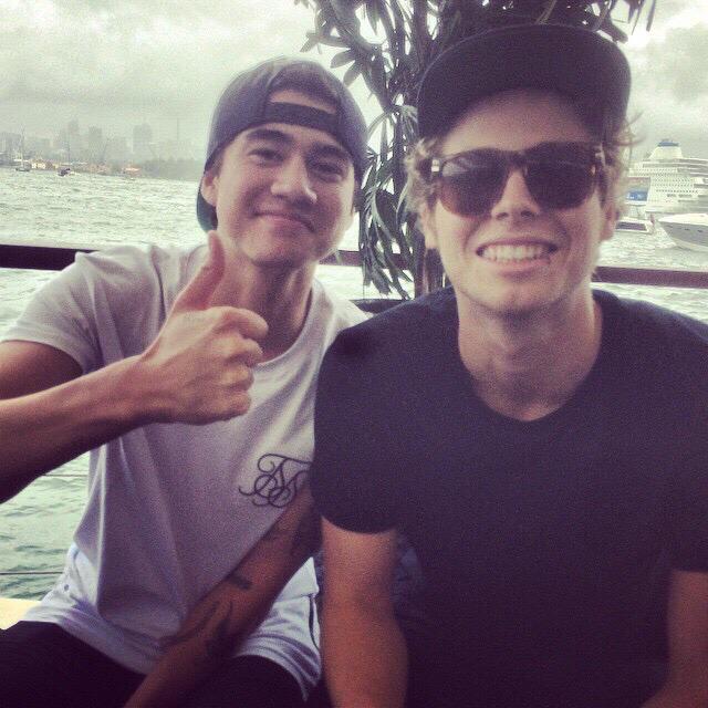 StxticSound's tweet image. WHY DO THEY DO THIS #MTVHottest 5SOS