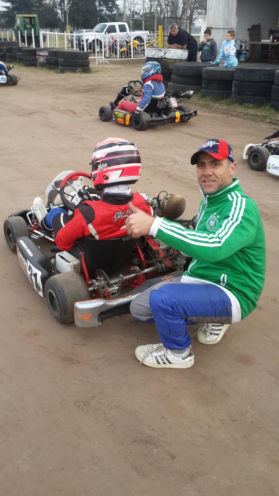 ArielCocola's tweet photo. Tarde de kart con @juliballario http://t.co/2xEy06hmBY