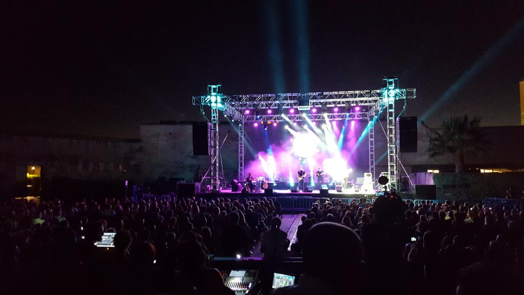 JuanLazo1's tweet photo. Estar en el Castillo #Fuengirola y fliparlo en colores con The Other Side a Tribute to Pink Floyd . @AnaMula1 http://t.co/U6Hxw4EydE