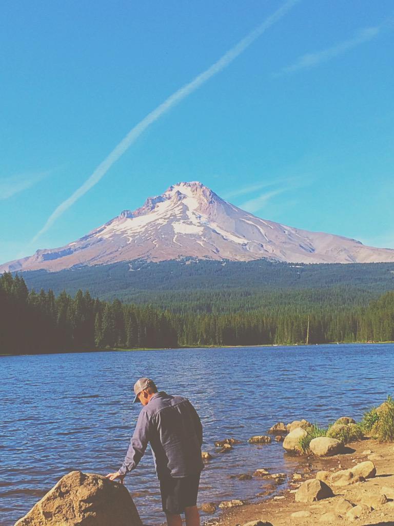 huffer_13's tweet photo. I think Oregon is a hippie kind of place🌞 #home #mntHood http://t.co/p4CnOa403W