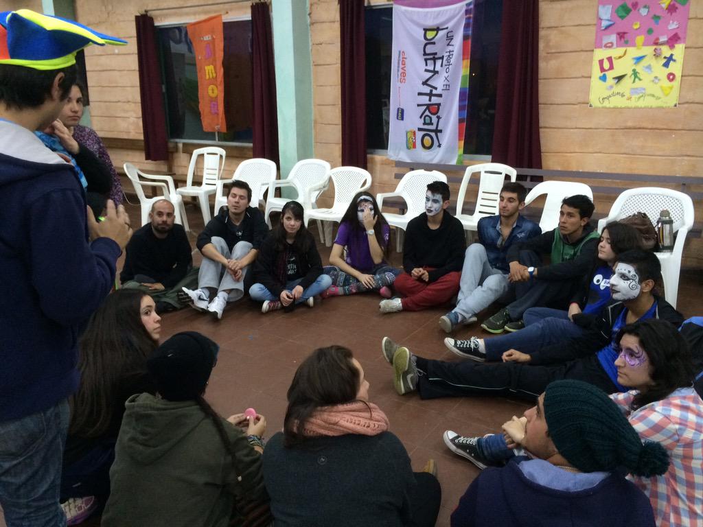 ProgramaClaves's tweet photo. Comenzamos taller de Campaña @BuentratoUY con @nicois1983 sobre prevención de expl. sex infantil #ProgramaBuentrato http://t.co/00WYhUeho3