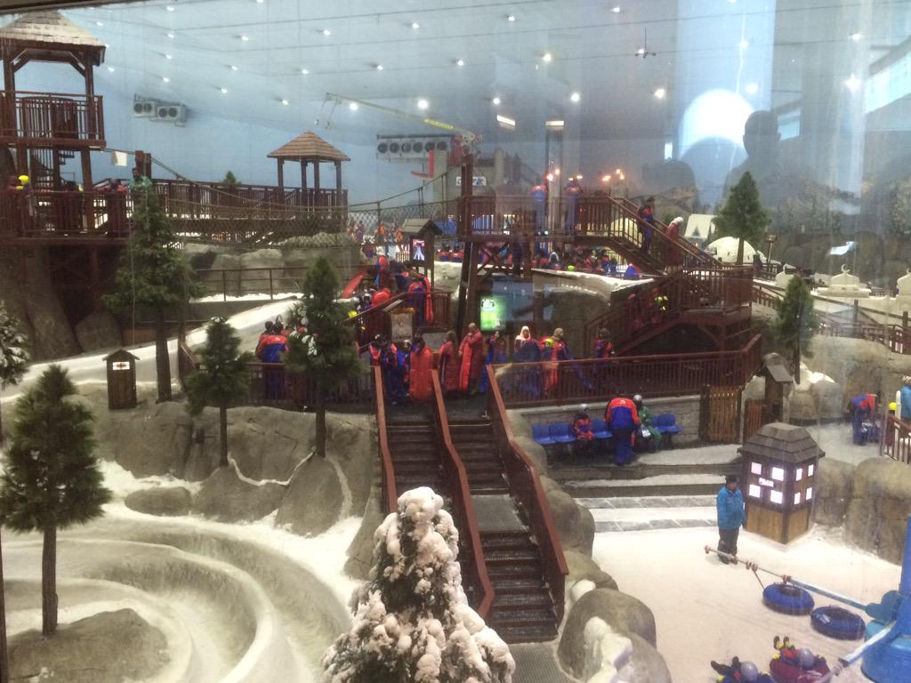 StineEckert's tweet photo. When #skiing outside is impossible just build a slope inside #Dubai @jeroneanderson @bagaroota http://t.co/7wUURNOunF