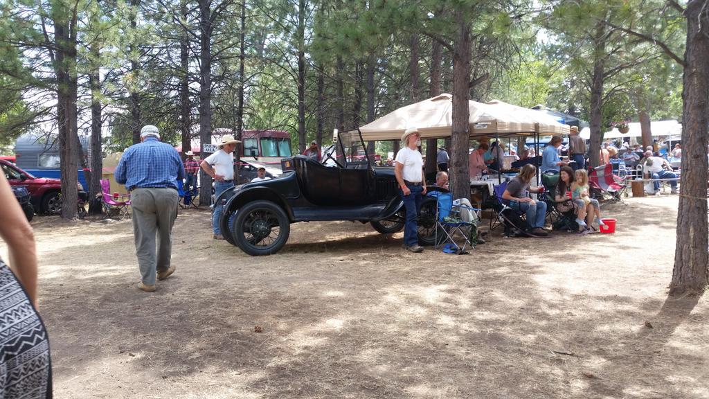 ShelbyAutoGlass's tweet photo. At the Bluegrass Festival. .. #Hamilton #Montana. .. Cool old #Car http://t.co/1Hn4g7lrus