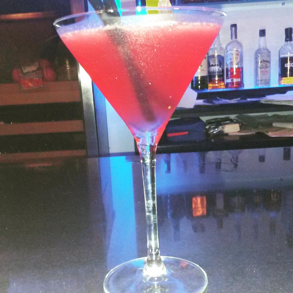 PsychicLC's tweet photo. @bar_sapphire #worththewait on both counts -for the #cosmopolitan &amp; me finally visiting after your twitter invites http://t.co/69CvdkM85q