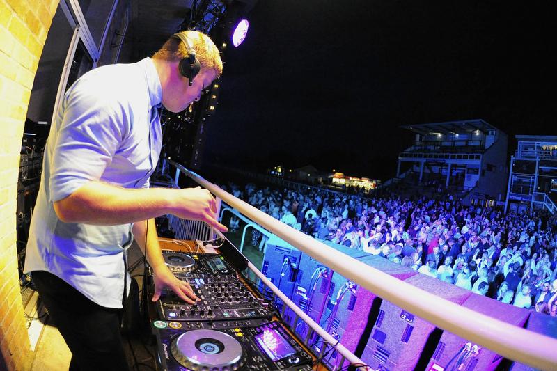 ruggerbloke's tweet photo. .@ChapelNightclub Final set of the night @salisburyraces from Carl West #greatnight #inbednow #old #sleep http://t.co/x6XbFP3AXV
