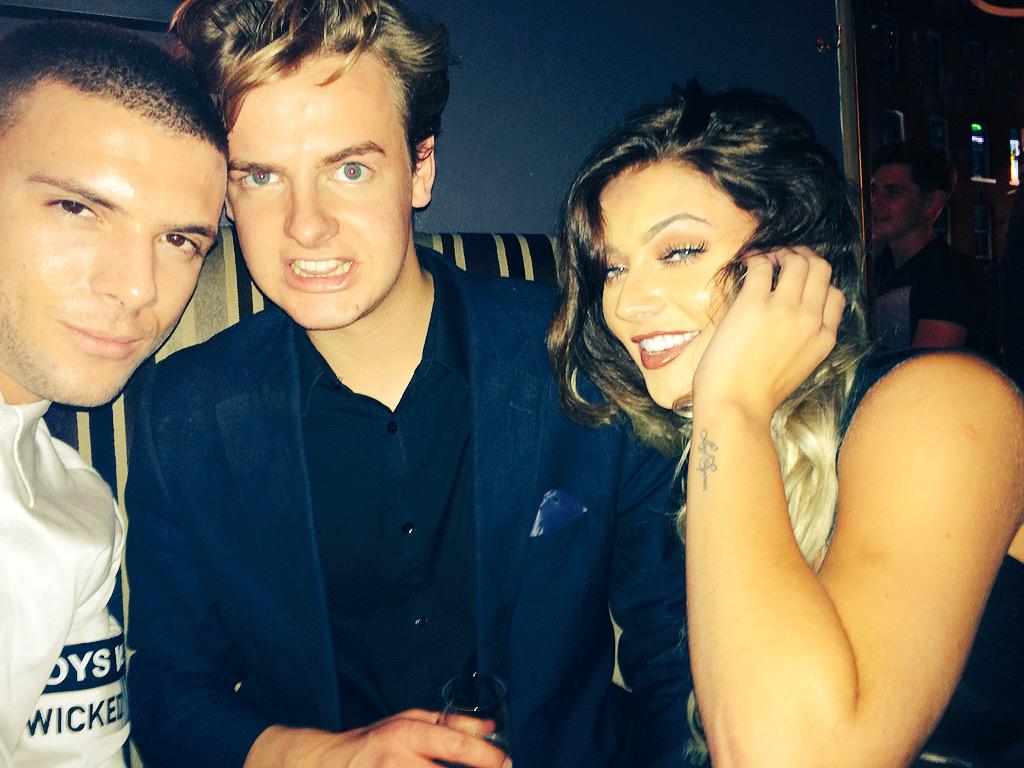 AARON_FREW's tweet photo. Reunited #bbuk @SwezG @NickHenderson6 🍸🍸🍸 http://t.co/tmQxAveBaE