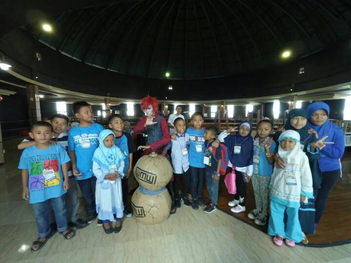 SobatLemina's tweet image. Wuiih sobat2 kecil sdg nampang bersama seorg kakak cosplay dr @aeropalaaction. #FestivalAnak2015 @malratuindah