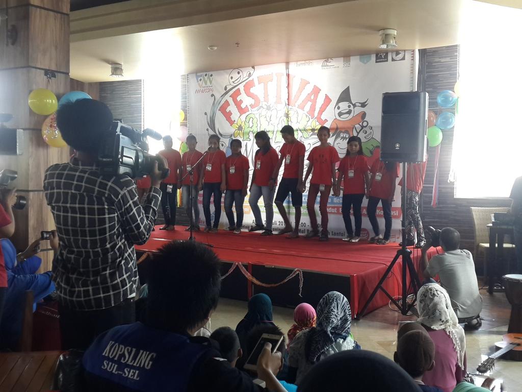 SobatLemina's tweet image. Adik-adik dari Sokola Pesisir membawakan lagu Laskar Pelangi di #FestivalAnakMKS @MalRatuIndah @SupirPete2