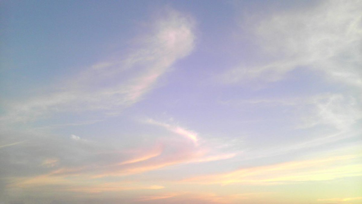 небо над облаками. красивое ночное небо. небо фон. солнце в облаках. светлеющее небо над небом.