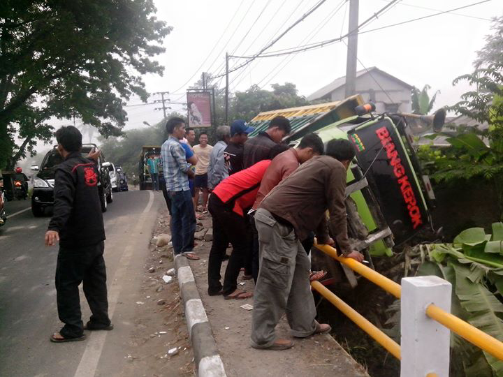 KompasTV's tweet photo. 10.51 Kecelakaan sebuah Truck Tabrak pembatas jembatan angkrong Sukabumi. via @ERCI_CSR #PulangPergi http://t.co/ZPP9zjmp1b foto