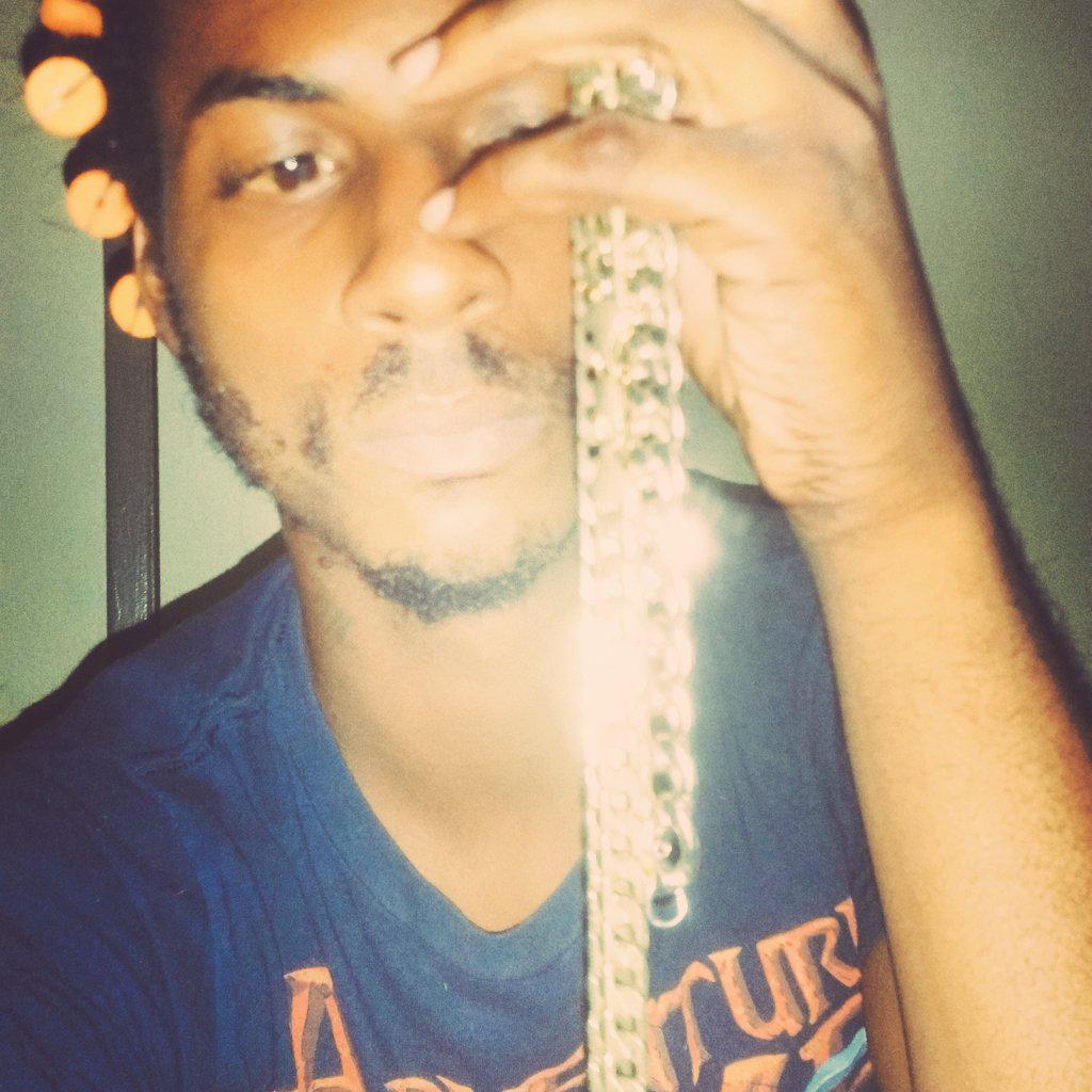 PerryLitIt's tweet photo. I'm wearing 20K On My Neck 🔥💯 http://t.co/pZiJfEFfVV