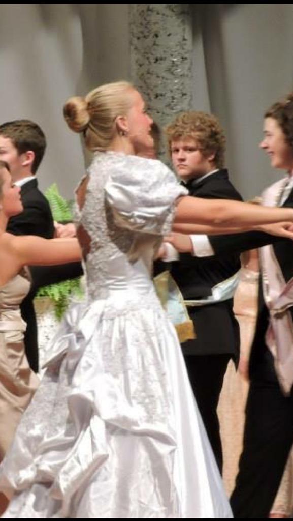 ELingle20's tweet photo. When you should've gotten the lead, but they choose your sister instead.. http://t.co/uFA2VhnkBQ