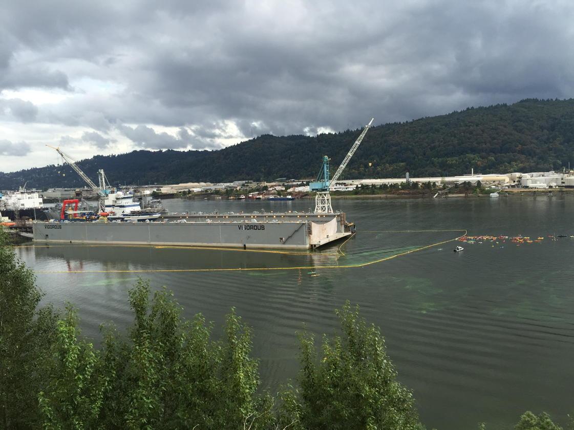 tedgleichman's tweet image. Torn icebreaker in dry dock &amp;amp; poison global-warming blue-green algae in the water
#ShellNo #PDXvsShell #SaveTheArctic