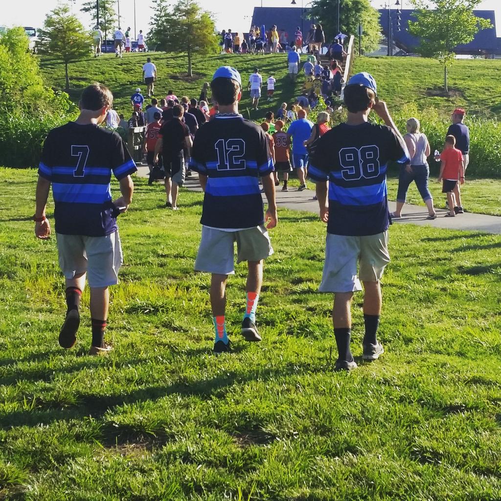 JacalynCagle's tweet photo. Leaving opening ceremonies.. Ready to #owntheplate #ybnats #cousins #friends #diamondpros  @sluggernation http://t.co/jteAPQJCcG