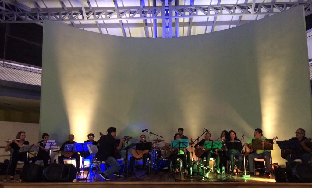 _tangente's tweet photo. La rondalla del EMAI-Santa Ana en el cierre del #VEAC http://t.co/Vlvzyyv9kT