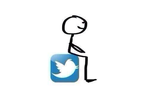 - انت بتعمل ايه دلوقتي 
• قاعد على تويتر