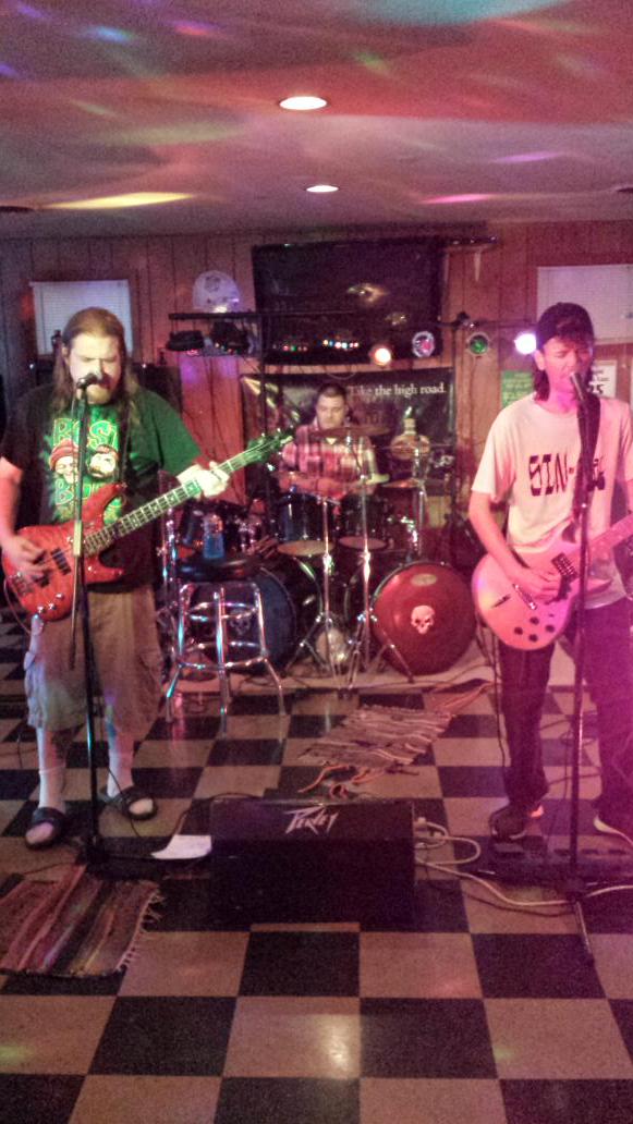 SINicalOfficial's tweet photo. SIN-ical live at Da Nite Tavern in Murphysboro, IL π€π΅πΈππ #music #performance #WordSmithRecods #livemusic #fun #party http://t.co/TCbBcEJbnD