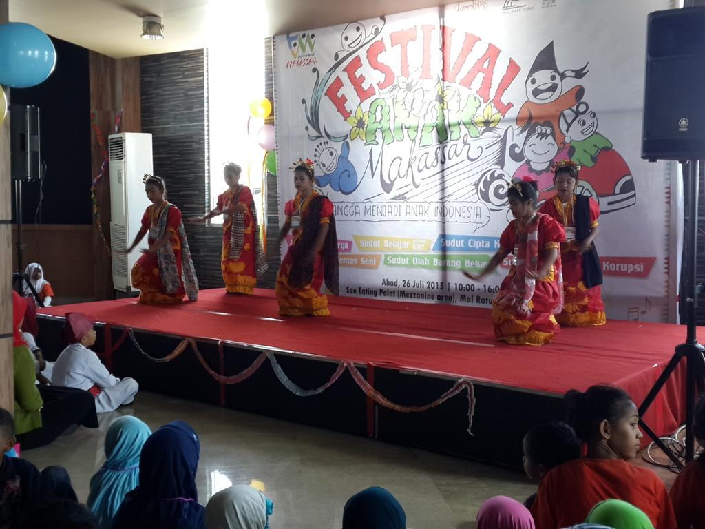 SobatLemina's tweet image. Penampilan adik-adik dari Save Street Child di #FestivalAnakMKS @MalRatuIndah @SupirPete2