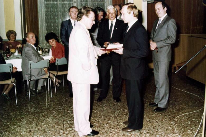 Путин в Германии, 1987 год. На заднем плане генерал-майор Horst Böhm, руководитель «Штази» города Дрезден.